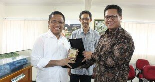 Rachmat Makkasau (right) and Industry Minister Saleh Husin (right). (Image : Industry Ministry)
