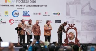 President Joko Widodo strikes a gong to mark the opening of Indonesia Infrastructure Week 2016 (Image: IIW2016 organizer)